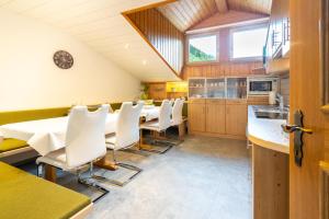 Kuchyň nebo kuchyňský kout v ubytování Gästehaus Fitsch - Ferienwohnung in Silbertal
