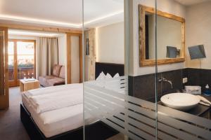 Hotel Tirol Fiss 4Sterne Superior客房内的一张或多张床位