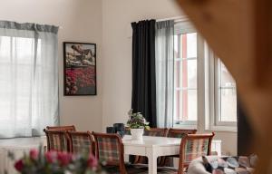 uma sala de jantar com uma mesa branca e cadeiras em Ekerum Village em Borgholm