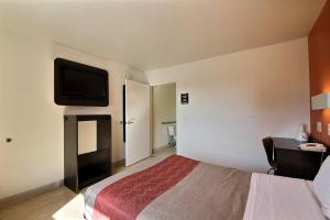 TV a/nebo společenská místnost v ubytování Motel 6-Laredo, TX - South