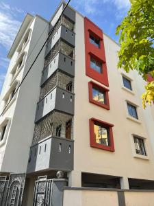 un edificio de apartamentos con ventanas rojas y blancas en Unique apartment en Mombasa