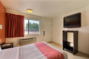TV a/nebo společenská místnost v ubytování Motel 6-Laredo, TX - South