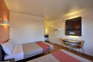 Postel nebo postele na pokoji v ubytování Motel 6-Laredo, TX - South
