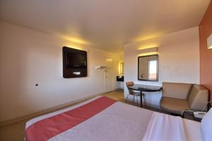 Postel nebo postele na pokoji v ubytování Motel 6-Laredo, TX - South