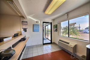 Kuchyň nebo kuchyňský kout v ubytování Motel 6-Laredo, TX - South