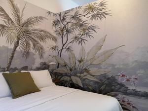 ein Schlafzimmer mit einem Wandbild von Palmen in der Unterkunft Luisan Guanarteme in Las Palmas de Gran Canaria