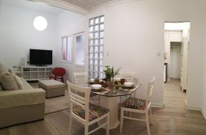 ein Esszimmer und ein Wohnzimmer mit Tisch und Stühlen in der Unterkunft Luisan Guanarteme in Las Palmas de Gran Canaria