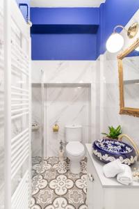 Ванна кімната в Charming Mini-Palace in colorful Exarhia area