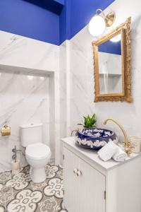 Ванна кімната в Charming Mini-Palace in colorful Exarhia area