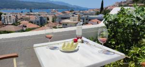 een tafel met twee glazen wijn en een bord eten bij ODYSSEAS HOTEL SAMOS in Samos