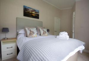 a bedroom with two cats sitting on a bed at Hollicarrs Holiday Park - Hares Leap in Riccall +31 photos