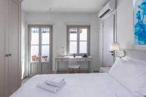 Postel nebo postele na pokoji v ubytování cattleya suite lindos