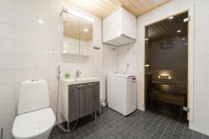 Phòng tắm tại Tuomenkartano Apartments by Hiekka Booking
