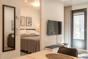 Tuomenkartano Apartments by Hiekka Booking tesisinde bir odada yatak veya yataklar