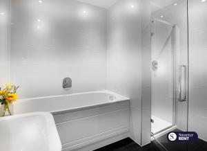 Koupelna v ubytování Maidenhead, Leander - 3 Bedroom - Parking & Garden