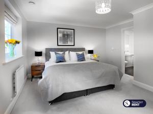 Postel nebo postele na pokoji v ubytování Maidenhead, Leander - 3 Bedroom - Parking & Garden