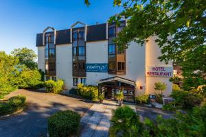 Vista exterior de un hotel con restaurante. en Logis Hotel Noemys Brive - Restaurant Le Teinchurier, en Brive-la-Gaillarde