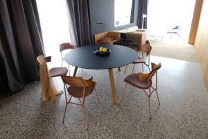 een eettafel en stoelen in een kamer met een tafel bij Hotel Osmolis in Zaton