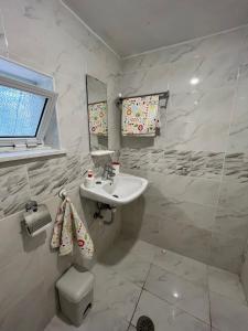 ein weißes Badezimmer mit Waschbecken und Toilette in der Unterkunft Best location in Vrachati in Vrachati