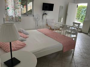 ein Schlafzimmer mit Bett und ein Esszimmer in der Unterkunft Best location in Vrachati in Vrachati