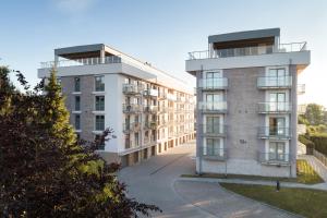 un condominio accanto a un edificio alto di Apartamenty Lambert Ustronie Morskie a Ustronie Morskie