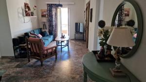 ヴァシリコスにあるStefanos Summer Houseのリビングルーム(青いソファ、鏡付)