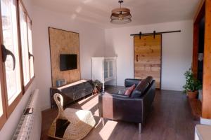 Sas de Penelas的住宿－A casa da Penela，客厅配有真皮沙发和电视