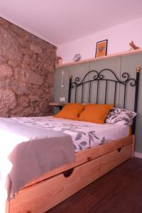 A bed or beds in a room at A casa da Penela