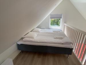 1 dormitorio con 1 cama en una escalera en Rocklunda Village, en Västerås