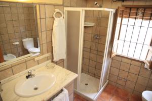 łazienka z umywalką i prysznicem w obiekcie Casa Rural Fuente Zagrilla w mieście Zagrilla