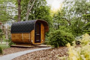 een houten huisje midden in een tuin bij Ferienwohnung Wasserturm Thale in Thale