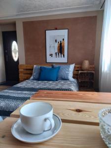 Un pat sau paturi într-o cameră la Apartament delux z tarasem