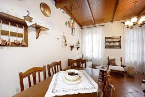 cocina y comedor con mesa y sillas en Agriturismo U' Spigu, en Garlenda