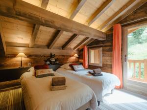 Tempat tidur dalam kamar di Chalet La Clusaz, 6 pièces, 8 personnes - FR-1-304-113