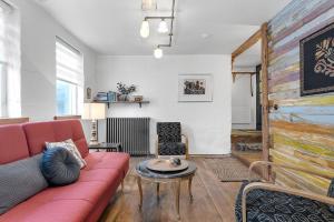 Χώρος καθιστικού στο Rustic Retreat in the Center of Reykjavik