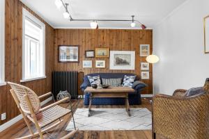Χώρος καθιστικού στο Rustic Retreat in the Center of Reykjavik