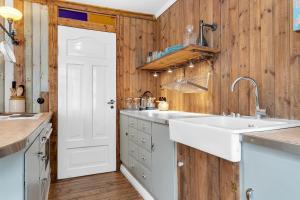 Η κουζίνα ή μικρή κουζίνα στο Rustic Retreat in the Center of Reykjavik