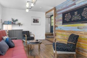Χώρος καθιστικού στο Rustic Retreat in the Center of Reykjavik