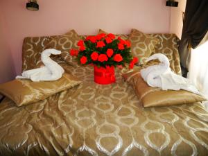Postel nebo postele na pokoji v ubytování Kizhi ART Hotel Kharkiv