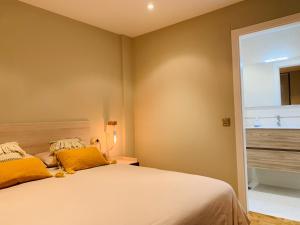 A bed or beds in a room at Viveiro Centro
