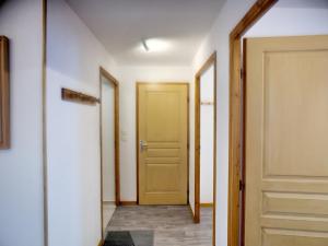 a hallway with two doors and a yellow door at Spacieux Appartement 3 Pièces, 2 Chambres, 2 Salles de Bain, Exposition Ouest - Les Menuires - FR-1-178-347 in Les Bruyères