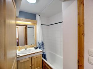 a bathroom with a sink and a mirror and a tub at Spacieux Appartement 3 Pièces, 2 Chambres, 2 Salles de Bain, Exposition Ouest - Les Menuires - FR-1-178-347 in Les Bruyères +10 photos