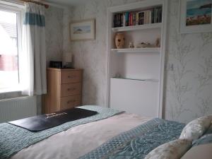 1 dormitorio con 1 cama y vestidor en Sterling Bed & Breakfast, en Llandudno