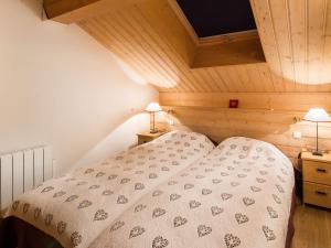a bed in a room with a wooden ceiling at Appartement Méribel, 4 pièces, 6 personnes - FR-1-565-47 in Les Allues