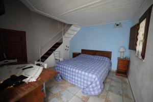 1 dormitorio con cama y escalera en Masseria Casamassima agriturismo, en Ostuni