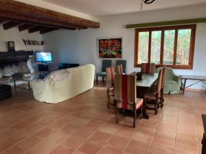 - un salon avec une table et un canapé dans l'établissement Gemütliches Ferienhaus am Club Nautico, Santa Ponça, à Santa Ponsa