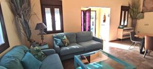 ein Wohnzimmer mit einer Couch und einem Glastisch in der Unterkunft Villa Zahara in Chiclana de la Frontera + 60 Fotos