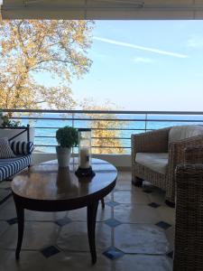 Sala de estar con mesa y vistas al océano en Platamon sea view house, en Platamonas