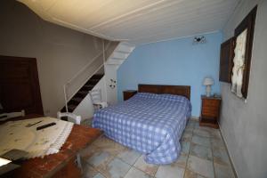 1 dormitorio con 1 cama y escalera en Masseria Casamassima agriturismo, en Ostuni