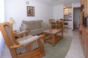 salon z kanapą i stołem w obiekcie Apartamentos La Terraza w mieście Laredo